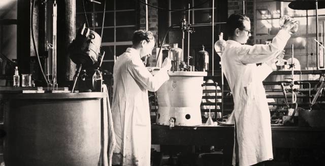 T&eacute;cnicos refinando penicilina en un laboratorio de Reino Unido en 1943.