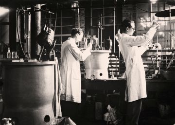 T&eacute;cnicos refinando penicilina en un laboratorio de Reino Unido en 1943.