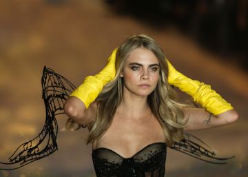 Cara Delevingne, en la pasarela de Victorias Secret.