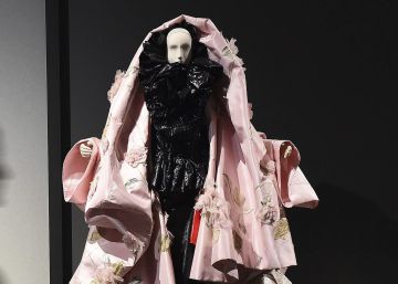 Una creaci&oacute;n del dise&ntilde;ador brit&aacute;nico John Galliano, en la exposici&oacute;n 'The Vulgar Fashion Redefined', en el Barbican de Londrern rn 