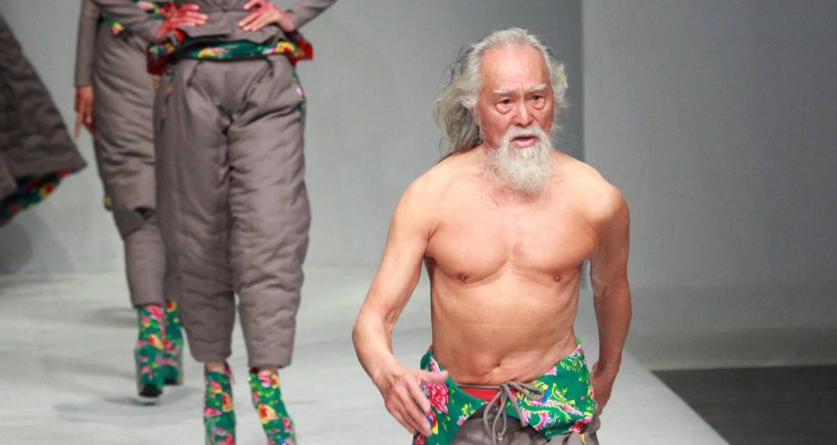Deshung Wang, en el desfile del dise&ntilde;ador chino Hu Sheguang.