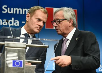 Donald Tusk (izquierda) y Jean-Claude Juncker, presidentes respectivos del Consejo y de la Comisi&oacute;n Europea, el 30 de octubre. 