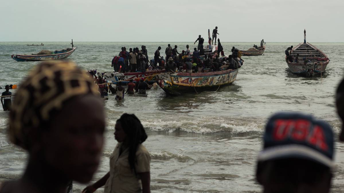 Pescadores en la playa de Tanji, Gambia.