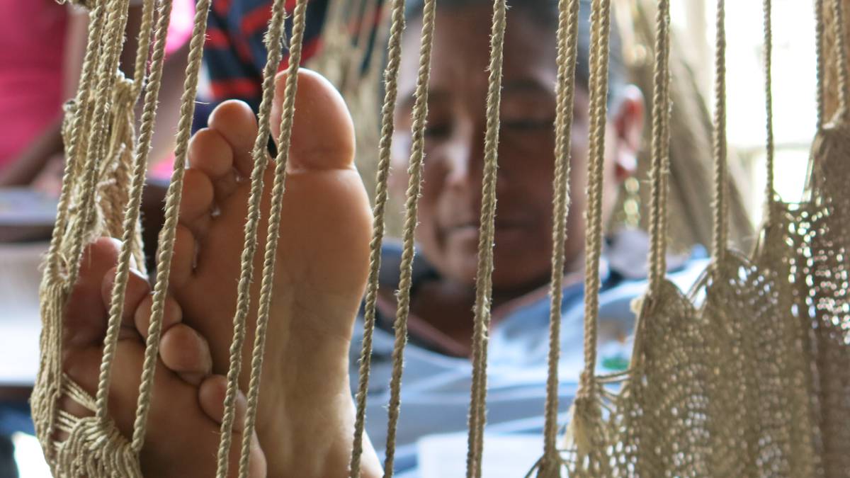 Una mujer warao descansa sobre una hamaca.