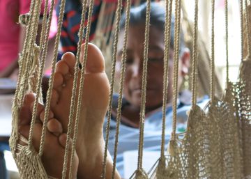 Una mujer warao descansa sobre una hamaca.