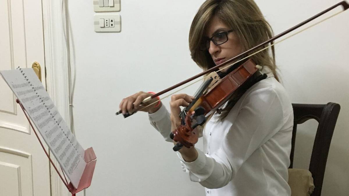 Basma Ourafli en sus clases de violín en Alepo