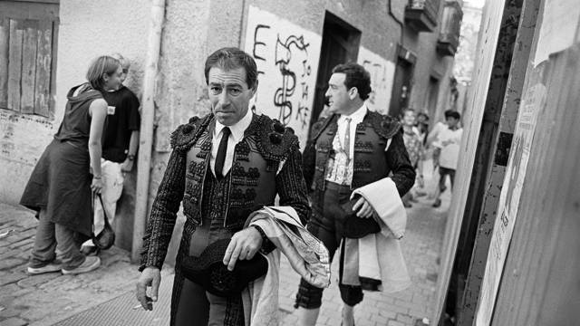 Un torero atraviesa las calles de Deba para dirigirse a la corrida en esta localidad guipuzcoana.