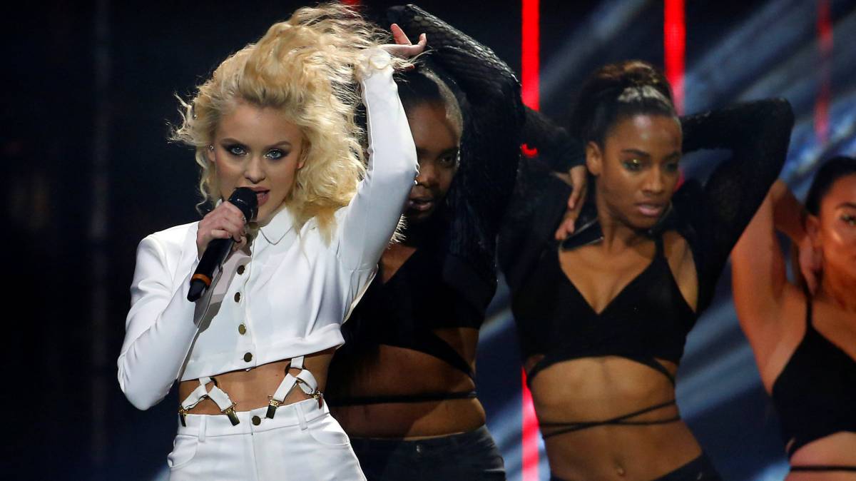 Zara Larsson durante su actuación en los Premios MTV Europe.