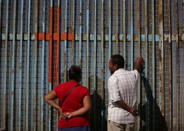 Personas hablan con familiares en el muro que separa M&eacute;xico de EE.UU.