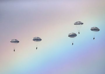Paracaidistas rusos saltan de un avi&oacute;n de transporte Ilyushin IL-76 durante un ejercicio militar serbio-ruso, cerca de Belgrado (Serbia).