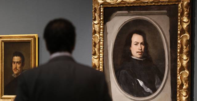 Un visitante observa las obras 'Autorretrato' (i), de Diego Velázquez y 'Autorretrato' (d) de Bartolomé Estéban Murillo.