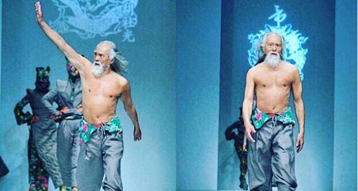 Este hombre tiene 80 años, desfila de modelo y atesora un mensaje inspirador
