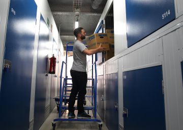 Una persona utiliza uno de los trasteros en alquiler.