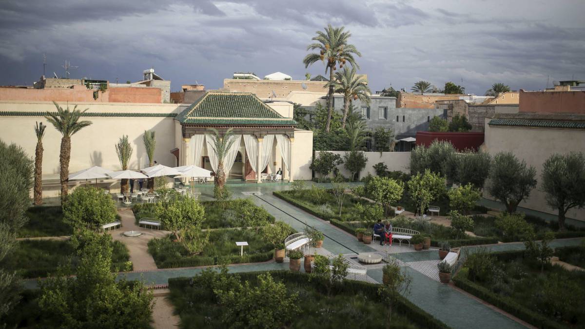 Turistas visitan el Jardín Secreto de Marrakech en los días previos a la COP22.