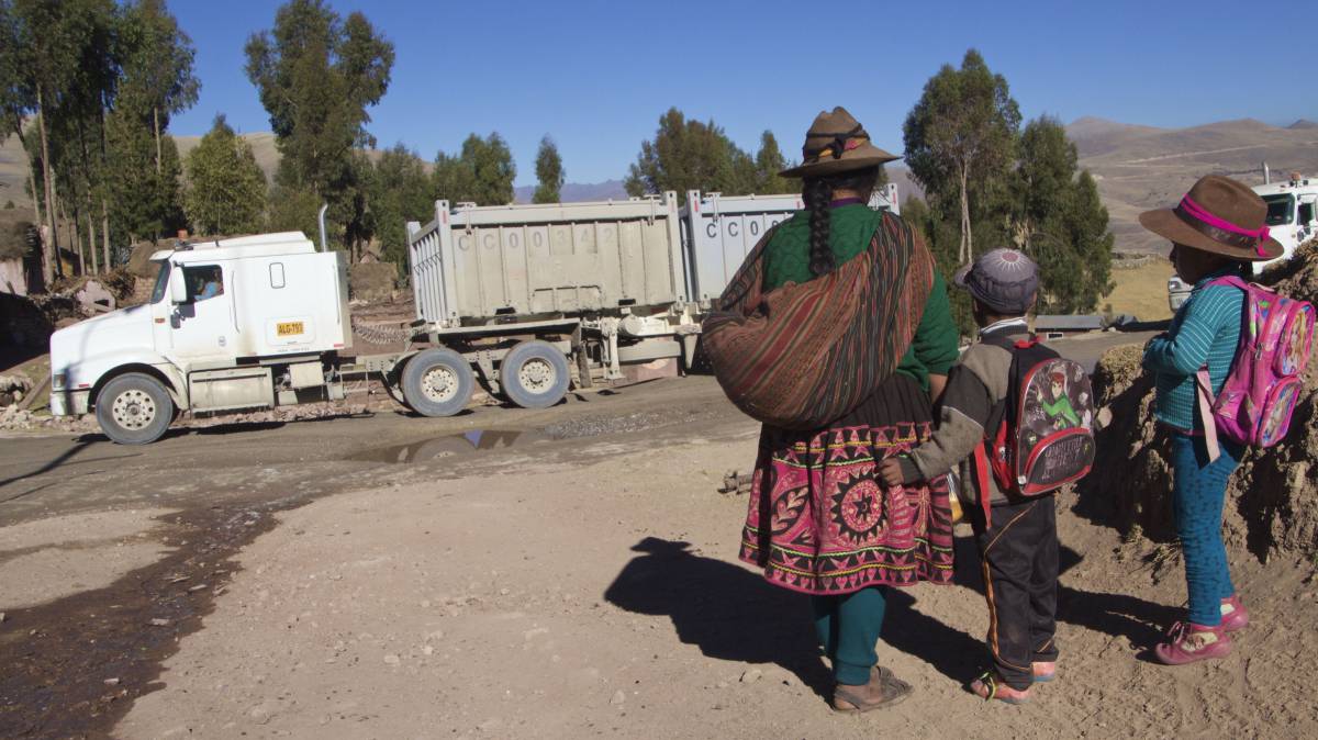 El paso de camiones transportando minerales desde la mina Las Bambas ha soliviantado a la población campesina del distrito peruano de Cotabambas.