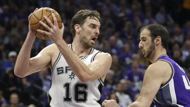 Pau Gasol y Koufos, en un San Antonio-Sacramento.