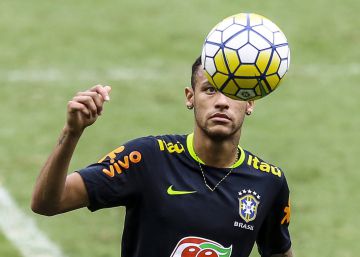 Brasil-Argentina, en la espalda de Messi