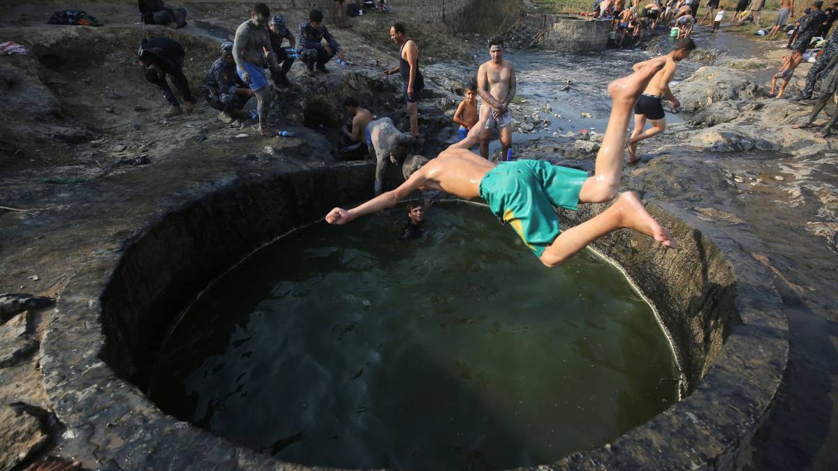 Iraquíes se bañan en un estanque de azufre cerca de Mosul.