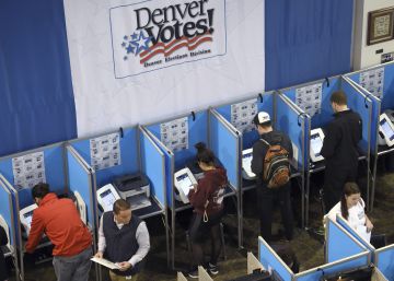 Varios ciudadanos, en un centro electoral en Denver, Colorado (EEUU).