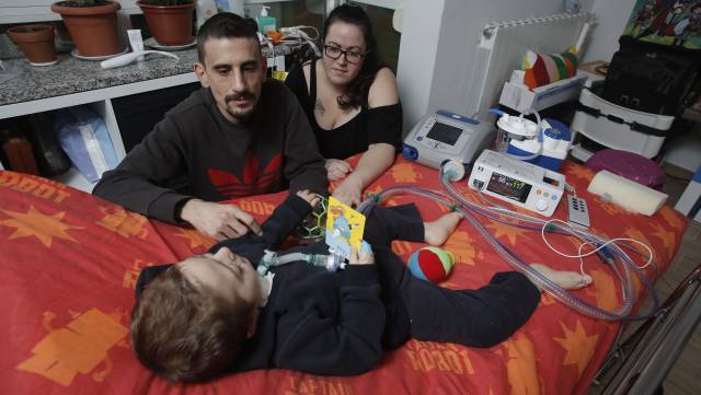 Aarón en compañía de sus padres.