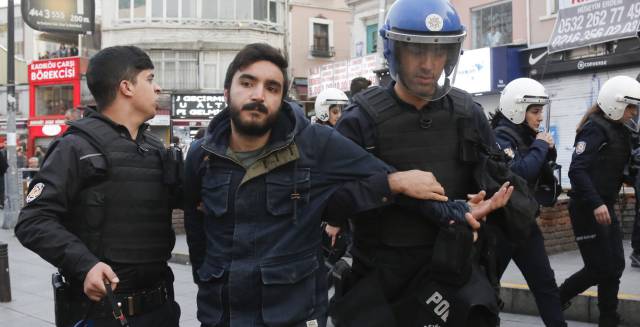 Un polic&iacute;a detiene a un manifestante en Estambul.