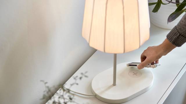 El pie de esta l&aacute;mpara es un cargador por proximidad.