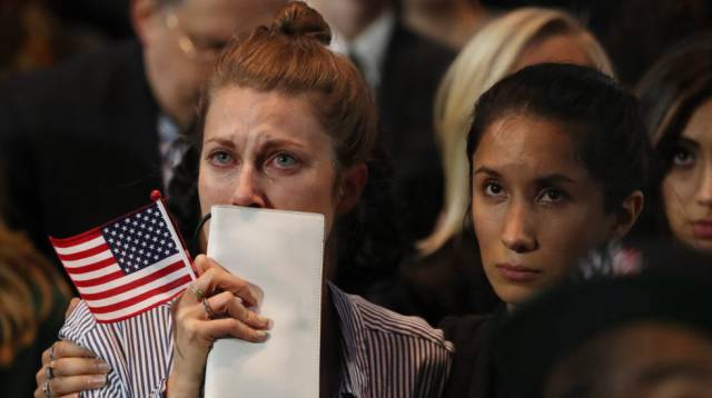 Seguidoras de Hillary Clinton lloran durante el anuncio de los resultados.