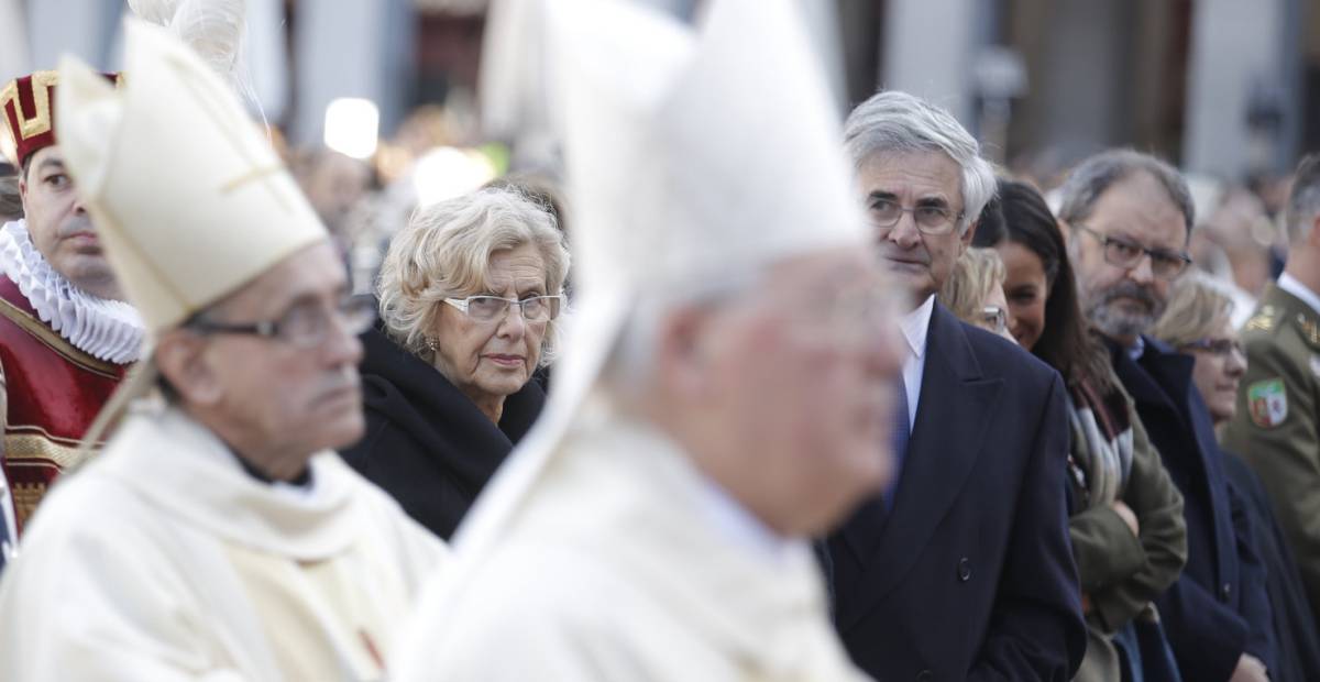Carmena en la misa de la Almudena en la Plaza Mayor.