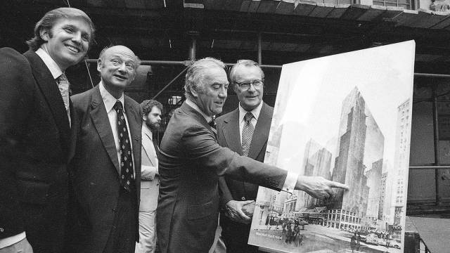 Trump, en 1978, junto al alcalde y al gobernador de Nueva York en la presentación de un proyecto de construcción de un hotel.