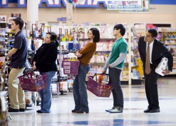 Cómo elegir la cola más rápida del supermercado, según las matemáticas