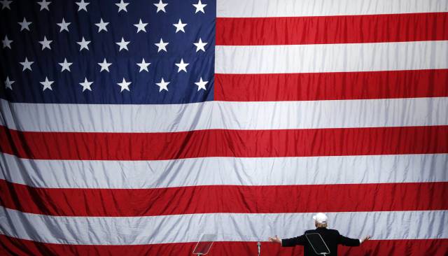 Donald Trump ante la bandera.