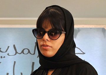 Dos mujeres saud&iacute;es esperan en un restaurante