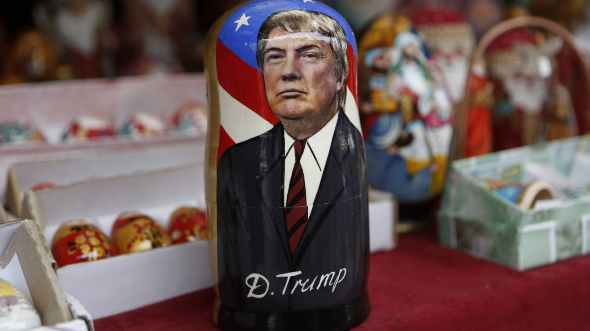 Una matryoshka de madera con la cara de Donald Trump en una tienda de Kiev.