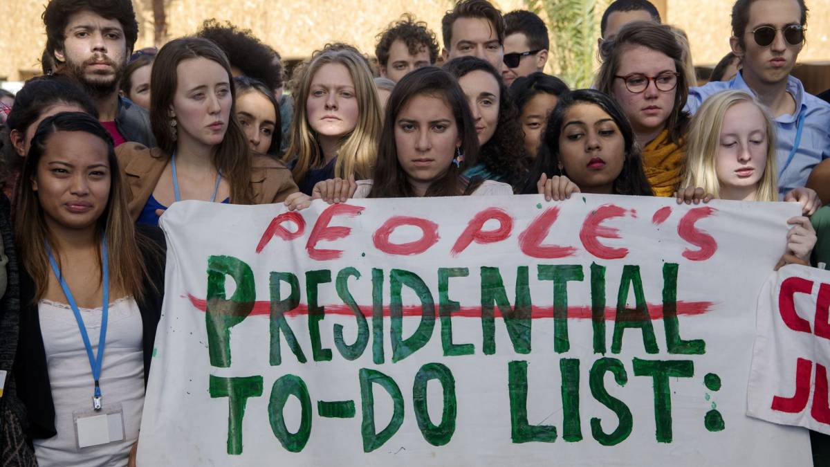 Estudiantes estadounidenses se manifiestan en la COP 22 contra Donald Trump tras su victoria en las elecciones.
