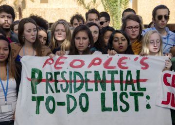 Estudiantes estadounidenses se manifiestan en la COP 22 contra Donald Trump tras su victoria en las elecciones.