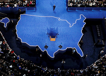 John Podesta ante los seguidores demócratas.