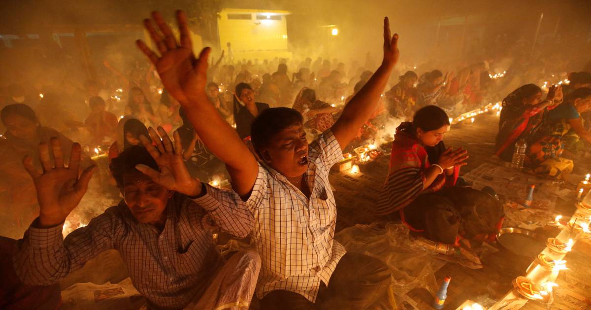 Un grupo de devotos hindúes celebran el festival Rakher Upabash, en Narayangonj (India).