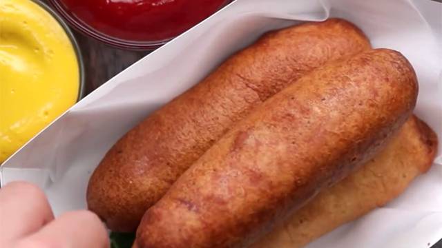 Salchichas envueltas en queso rebozadas.
