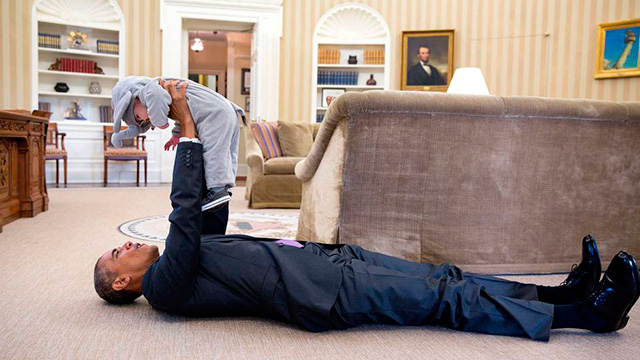 Obama juega con Ella Rhodes, hija del consejero de Seguridad, durante la fiesta de Halloween en 2015.