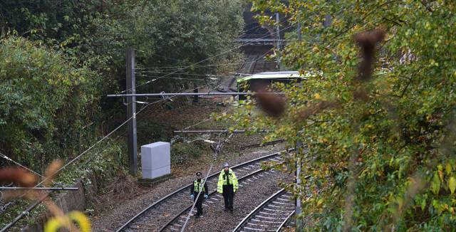 Dos policías caminan por la vía, esta mañana.