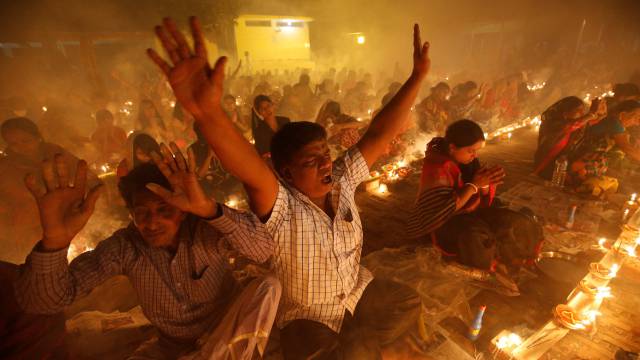 Un grupo de devotos hindúes celebran el Rakher Upabash.