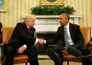 Donald Trump y Barack Obama se saludan en el Despacho Oval, en la Casa Blanca. 