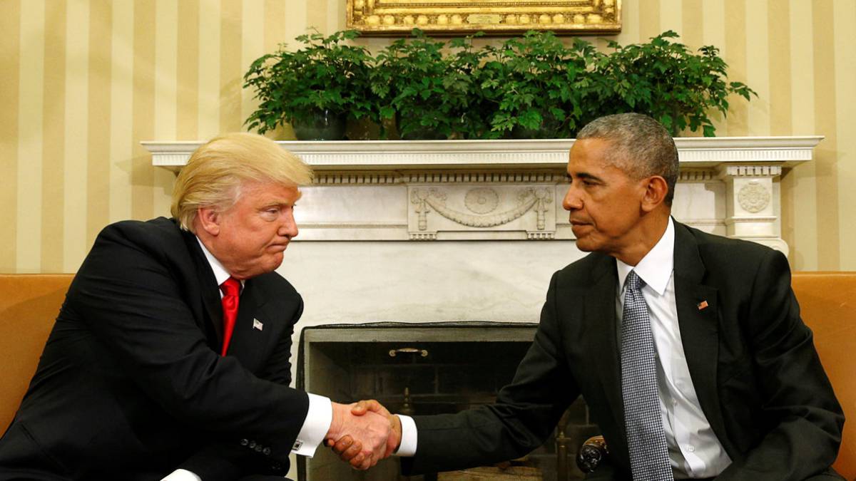 Donald Trump y Barack Obama se saludan en el Despacho Oval, en la Casa Blanca.