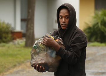 Un inmigrante recibe una bolsa de alimentos del Centro de Comunidad para la Acci&oacute;n Social en la recepci&oacute;n del centro en Sainte-Marie-La-Mer, Francia.