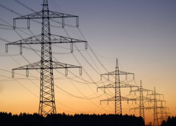 Vista de varios postes el&eacute;ctricos 