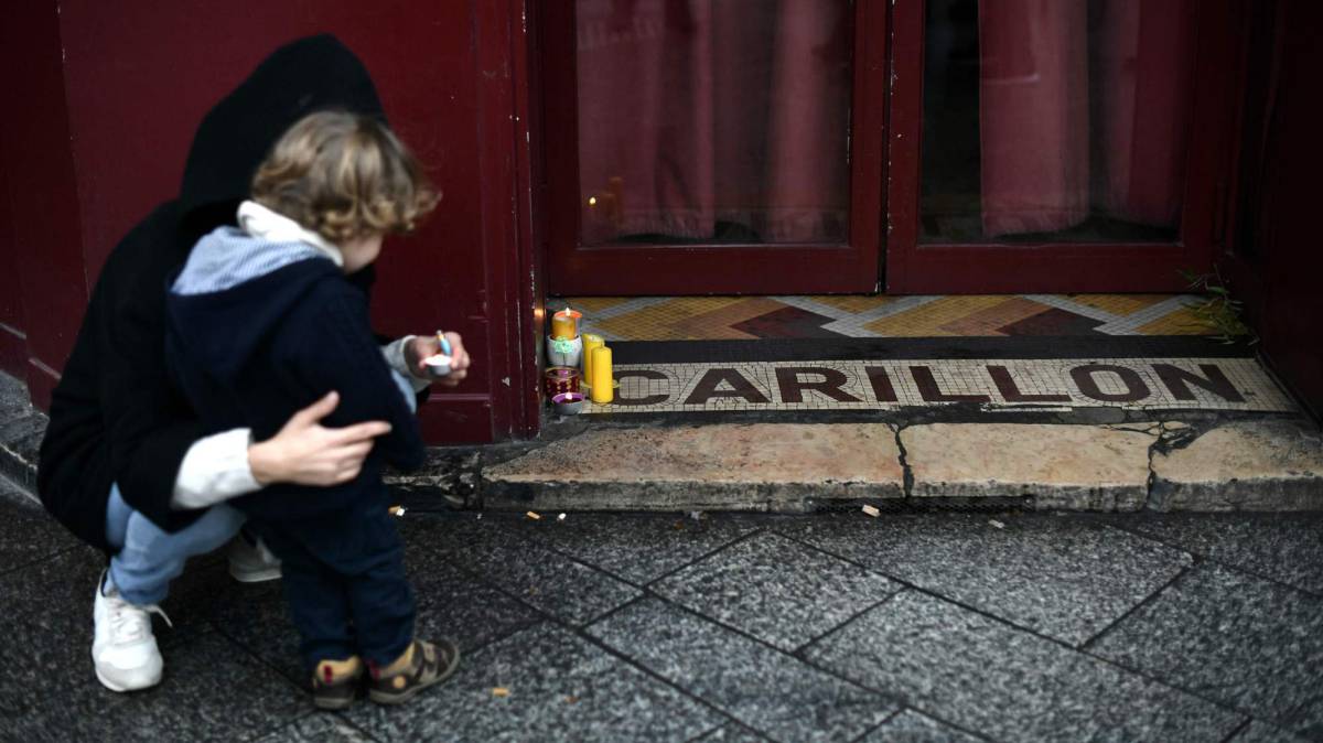 Homenaje a las víctimas en el restaurante Le Carrillon. A