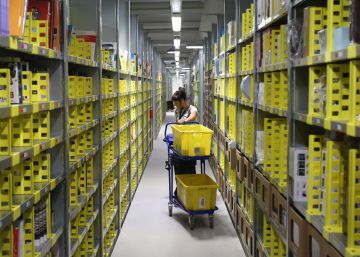 Una trabajadora del almac&eacute;n de Amazon en Madrid. 