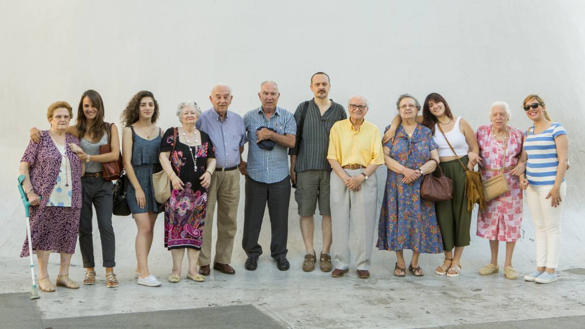 Jóvenes voluntarios ayudan y hacen compañía a personas mayores.