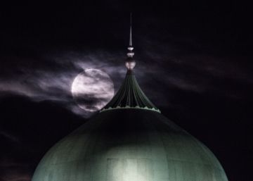 La Luna sobre las oficinas del primer ministro, en Putrajaya (Malasia).