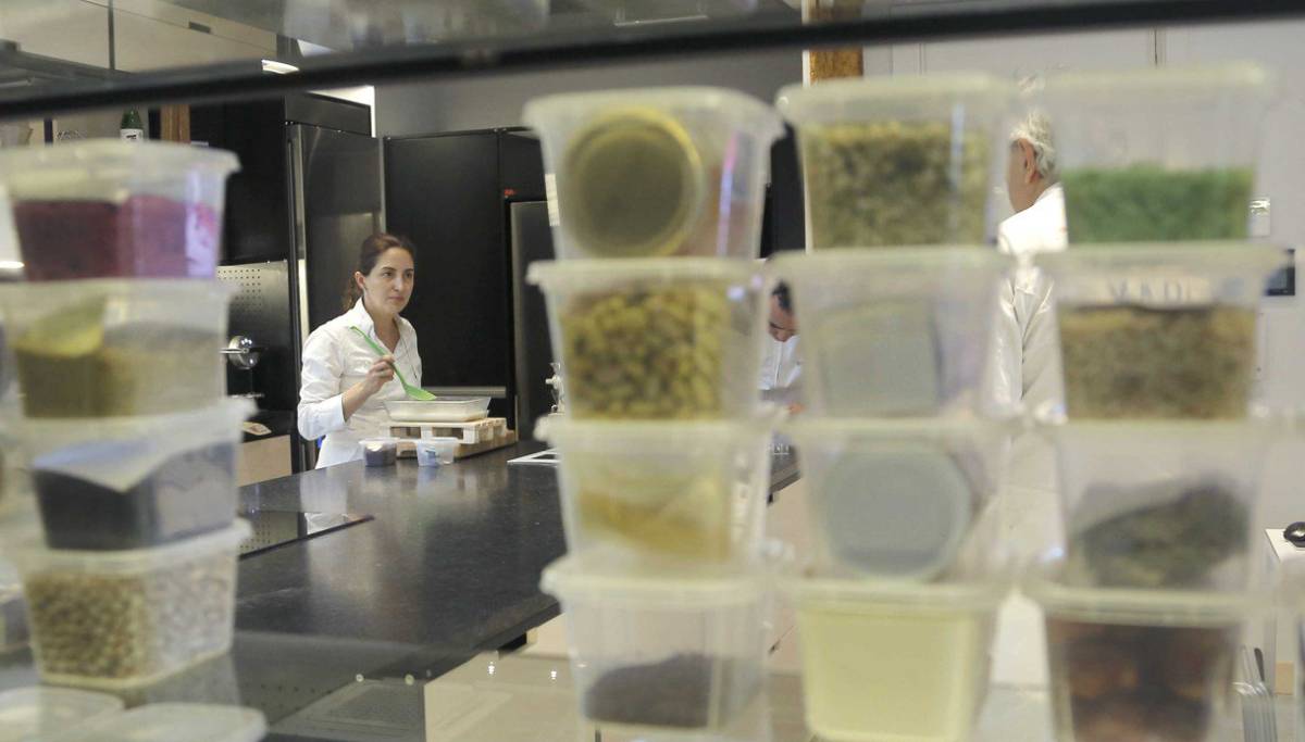 Elena Arzak en el laboratorio del restaurante Arzak en San Sebastián.